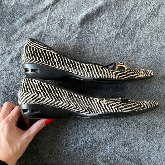 ✨Cole Haan Women's Zebra Pattern Flats with Gold Accents - Picture 3 of 8